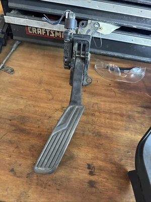 Chevrolet Camaro SS 2010 OEM montaje del pedal del acelerador manual usado Foto 1 de 2