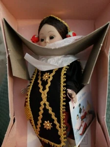  Madame Alexander *Indonesien* Puppe #579, nie ausgestellt.  Cover beschädigt  - Bild 1 von 6
