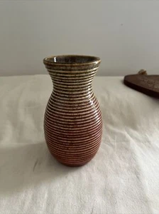 Jarrón vintage hecho a mano de cerámica b+b 6” de alto marrón rojo naranja - Imagen 1 de 3