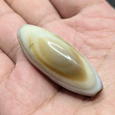 Amuleto de cuentas de ágata africana de Oriente Medio con patrón de ojos naturales de colección Foto 1 de 4