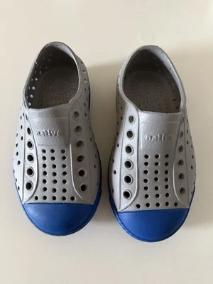 Sapatos aquáticos Native Jefferson infantil tamanho C6 cinza azul marinho - NOVO - Imagem 1 de 4