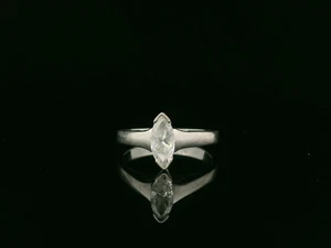 Pretty 18ct White Gold & Marquise Cut Diamond Solitaire Ring - Size N - Picture 1 of 11