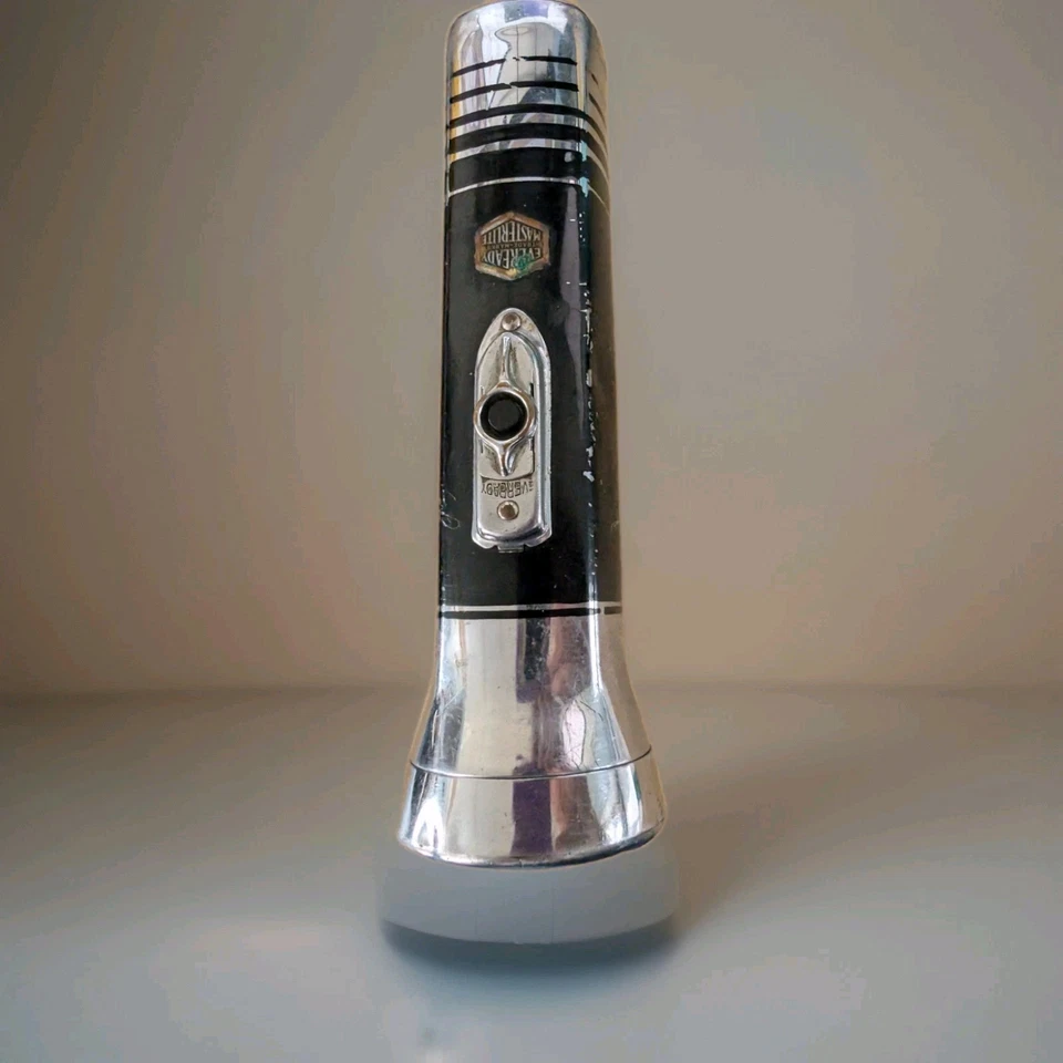 LINTERNA EVEREADY Masterlite Marcas Comerciales DE COLECCIÓN AÑOS 50, Negro Plata 7” Funciona Foto 1 de 4