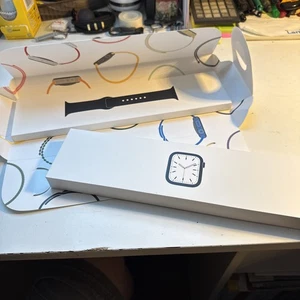 Apple Watch Series 7 45mm Aluminiumgehäuse mit Sportarmband - Mitternacht (GPS + - Bild 1 von 6