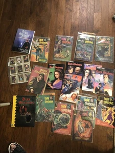 Lote de 17 libros y tarjetas de cómics/libros de Dark Shadows - Imagen 1 de 10