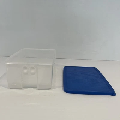 TUPPERWARE Medium FridgeSmart VentSmart Fruit Vegetable Keeper BLUE - Image 1 of 4