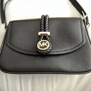 MICHAEL KORS BLACK LEA CROSSBODY PEBBLED LEATHER GENUINE NWT FREE SHIPPING - Picture 1 of 4
