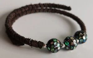 Armband aus Wildleder mit Perlmuttperlen und Silberperlen - Bild 1 von 3