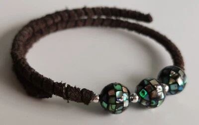 Armband aus Wildleder mit Perlmuttperlen und Silberperlen - Bild 1 von 3