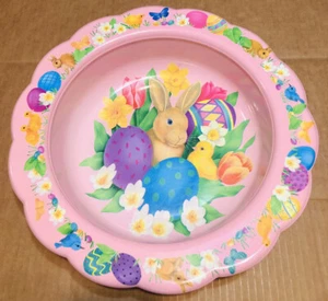 Cuenco festoneado de Pascua de plástico vintage diseño multicolor conejitos, pollitos, huevos - Imagen 1 de 5