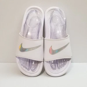 Sandalias Nike Benassi JDI DA 2544-100 blancas iridiscentes para mujer talla 9 sin cordones - Imagen 1 de 14