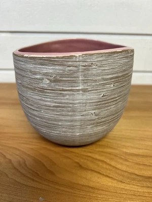 Maceta pequeña de cerámica tono tierra de 5 pulgadas con un hermoso esmalte interior rosa Foto 1 de 4