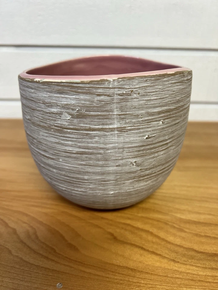 Maceta pequeña de cerámica tono tierra de 5 pulgadas con un hermoso esmalte interior rosa Foto 1 de 4