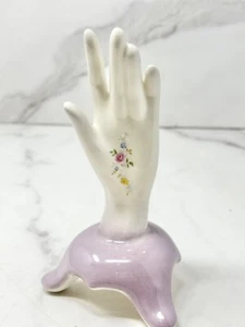 Vintage Porzellan Damen Hand Figur mit bemalten Blumen auf lila Sockel - Bild 1 von 6