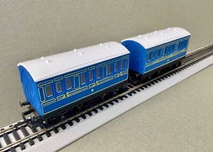 Hornby 2 x Caledonian Blue 4 Wheel Coach Spur 0-0 Sehr guter Zustand - Bild 1 von 3