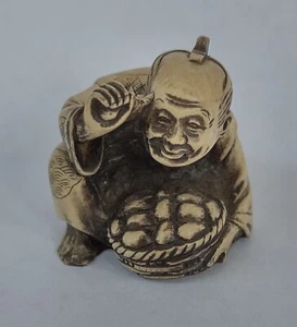 Netsuke-Hombre mayor vintage japonés tallado en resina 1 3/4" con cesta ¿patatas o pastel? - Imagen 1 de 5