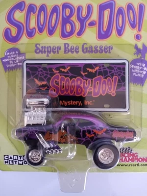Литой под давлением автомобиль/номерной знак Cartoon Network Scooby Doo Super Bee Gasser 1:64 новый в упаковке - Изображение 1 из 3