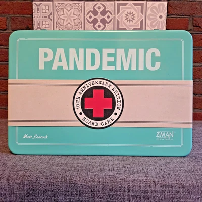 Pandemic Gioco da Tavolo - Edizione Deluxe 10° Anniversario in Tin - 100% Completo - Immagine 1 di 4