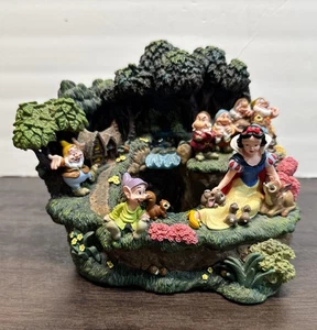 Estatua fuente iluminada de trabajo de Blancanieves y los siete enanitos de Disney de colección - Imagen 1 de 6