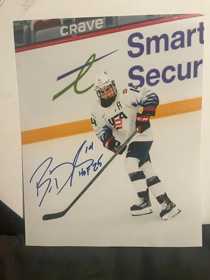 Foto 8x10 firmada por Brianna Decker Salón de la Fama del Hockey Salón de la Fama 2025 EE. UU. Foto 1 de 1