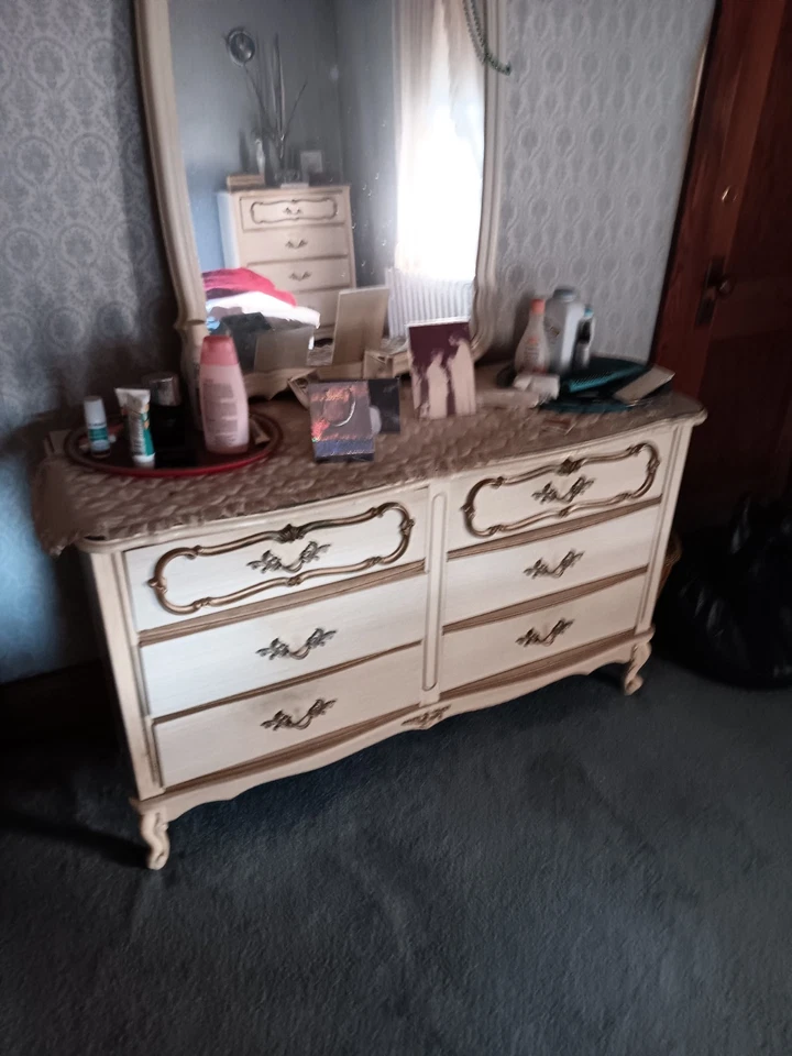 Antiguo tocador lencería Fr Provincial de 5 cajones y tocador de 6 cajones con juego de espejos Foto 1 de 1