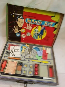 No Tin Toy 1940/50's MANDRAKE THE MAGICIAN MAGIC KIT SUITCASE very nice/complete - Imagen 1 de 3
