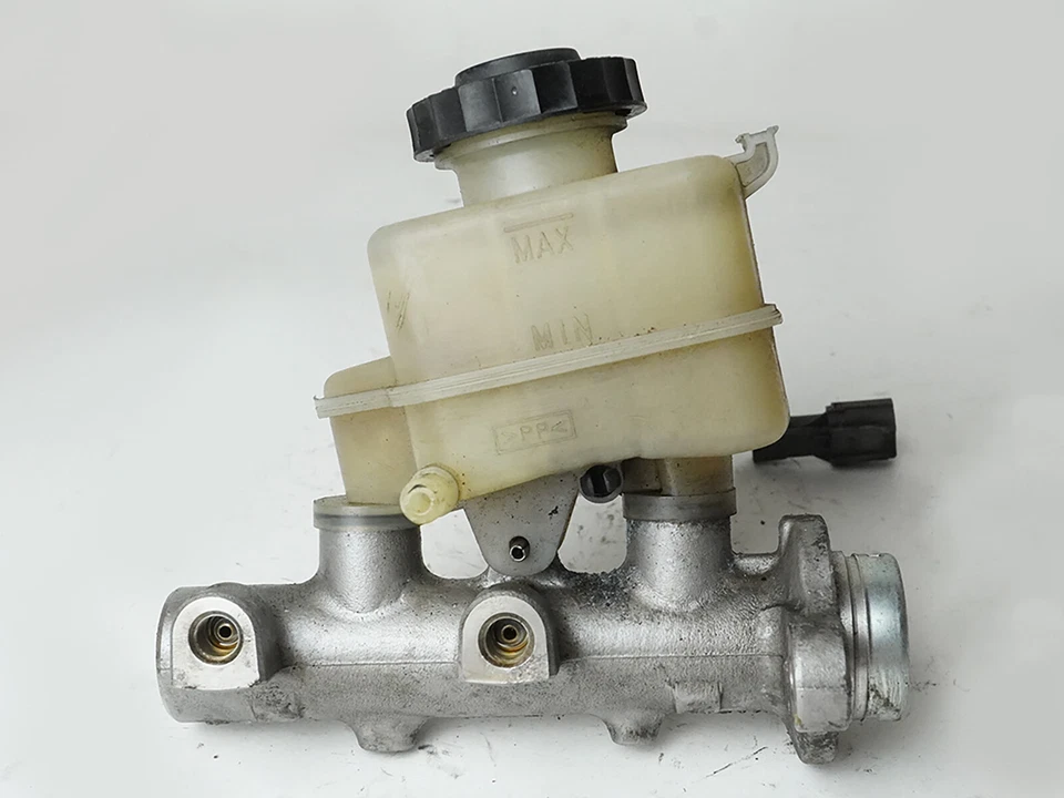 2005 - 2008 Suzuki Reno Forenza Power Brake Cylinder Master W Reservoir Oem - Image 1 of 4