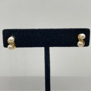 Vintage Gold Tone Swirl Twin Simulated Pearl Stud Earrings Off White Luster - Picture 1 of 7