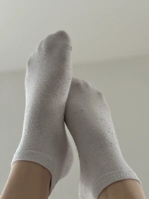 weisse Socken intensiv duftend (nach intensivem tragen) - Bild 1 von 2