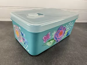 PT Nuevo contenedor de plástico rectangular Pioneer Woman 42 oz con ventilación de liberación de vapor - Imagen 1 de 2