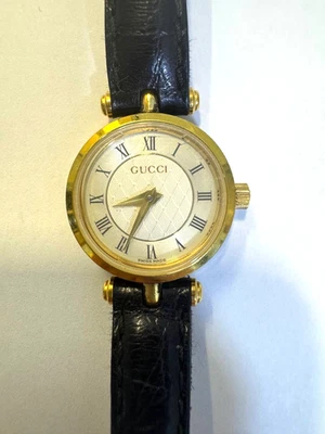 Reloj Gucci Mujer Vintage Hecho en Suiza Oro Redondo Número Romano Cuarzo Foto 1 de 4