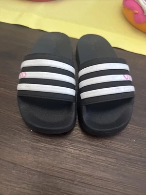 Sandálias Adidas Adilette G27625 pretas unissex infantil tamanho 10 - Imagem 1 de 4