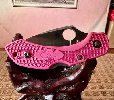 Spyderco Co Mango Rosa Sprint Run 700 en muy buena condición-10 'Guardianes de la Cinta' Foto 1 de 4