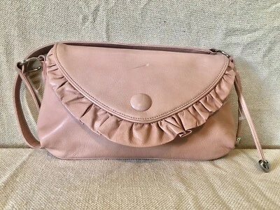 Bolso de hombro Lovcat Paris Designer de cuero rosa con volantes Baguette corazón Foto 1 de 4