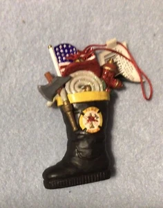 Kurt Adler Weihnachten Feuerwehrmann Stiefel und Zubehör Maß Ornament Neu - Bild 1 von 2