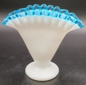 Vnt Fenton Milk Glass Blue Aqua Crest Fan Vase - Picture 1 of 5