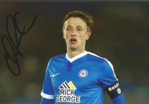 FOTO DE ACCIÓN 6x4 firmada por Chris Forrester Peterborough + certificado de autenticidad - Imagen 1 de 1