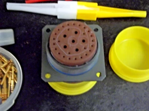 RECEPTACLE CONNECTOR AMPHENOL M83723/83W2232N 6 28 4a - Picture 1 of 6