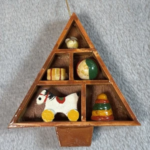 Scatola ombre in legno miniatura vintage con giocattoli ornamento a forma di albero di Natale - Foto 1 di 7