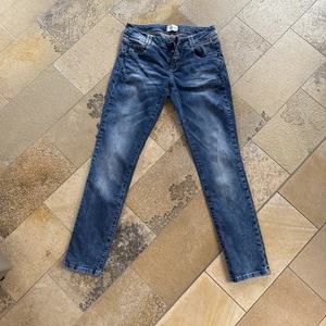 Jeans Damen 36 Cartoon - Bild 1 von 8