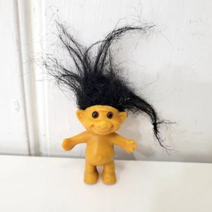 Bambola Troll Acme 1991 vintage con capelli neri e corpo giallo - Foto 1 di 6