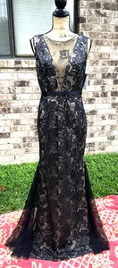 NWT Betsy & Adam ~ Black Lace Illusion V-Neck/Back Trumpet Gown Size 10 - Picture 1 of 12