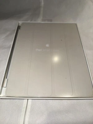 New Genuine Apple Smart Cover MD305ZM/A Leather Cream for iPad 2/3 and 4 - Image 1 of 2