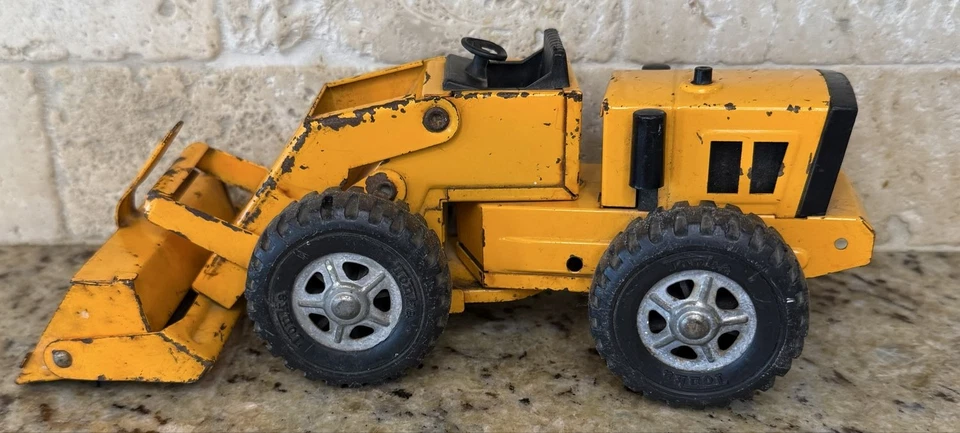Cargador frontal Tonka Mighty amarillo de acero prensado Foto 1 de 4