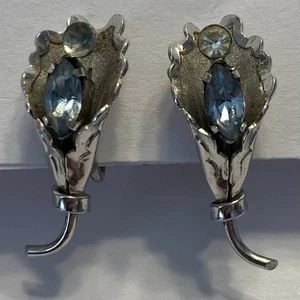 VINTAGE 1960s STERLING SILVER BLUE RHINESTONE FLOWER SCREWBACK EARRINGS - Foto 1 di 3