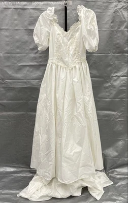 Vintage Women's White Embroidered Wedding Dress With Lace Detail Size 20 - Image 1 of 4