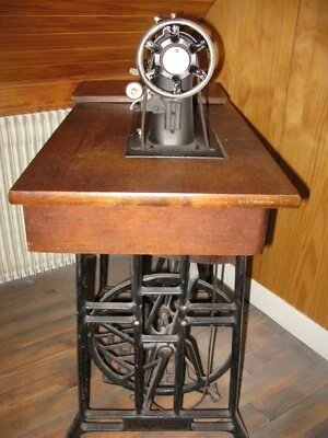 ancienne machine a coudre - Photo 1/4