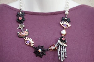 Betsey Johnson Skelett Hand Evil Eye Perle rosa schwarz okkult Halloween Halskette - Bild 1 von 6