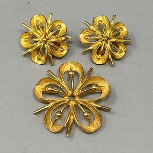 Flower Brooch Earring Jewelry Set Brushed Gold Tone Dimensional Clip On Retro - Picture 1 of 14