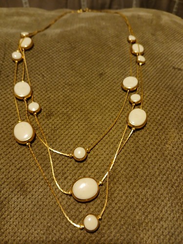 OFF WHITE Collana di perline smaltate bianche sporche Avon SP tono oro vintage